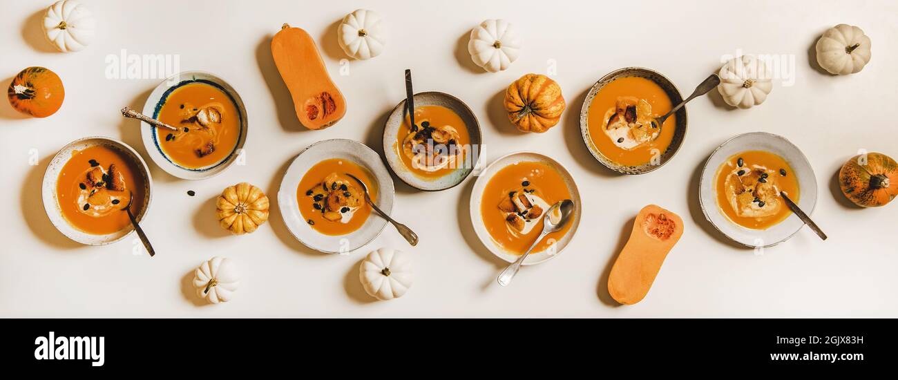 Kürbiscremesuppe mit Sauerrahm, Samen und Croutons Stockfoto