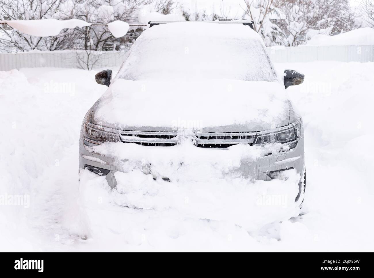 KRASNODAR, RUSSLAND - 16. Februar 2021: Schneebedeckter Volkswagen Tiguan auf der Auffahrt Stockfoto