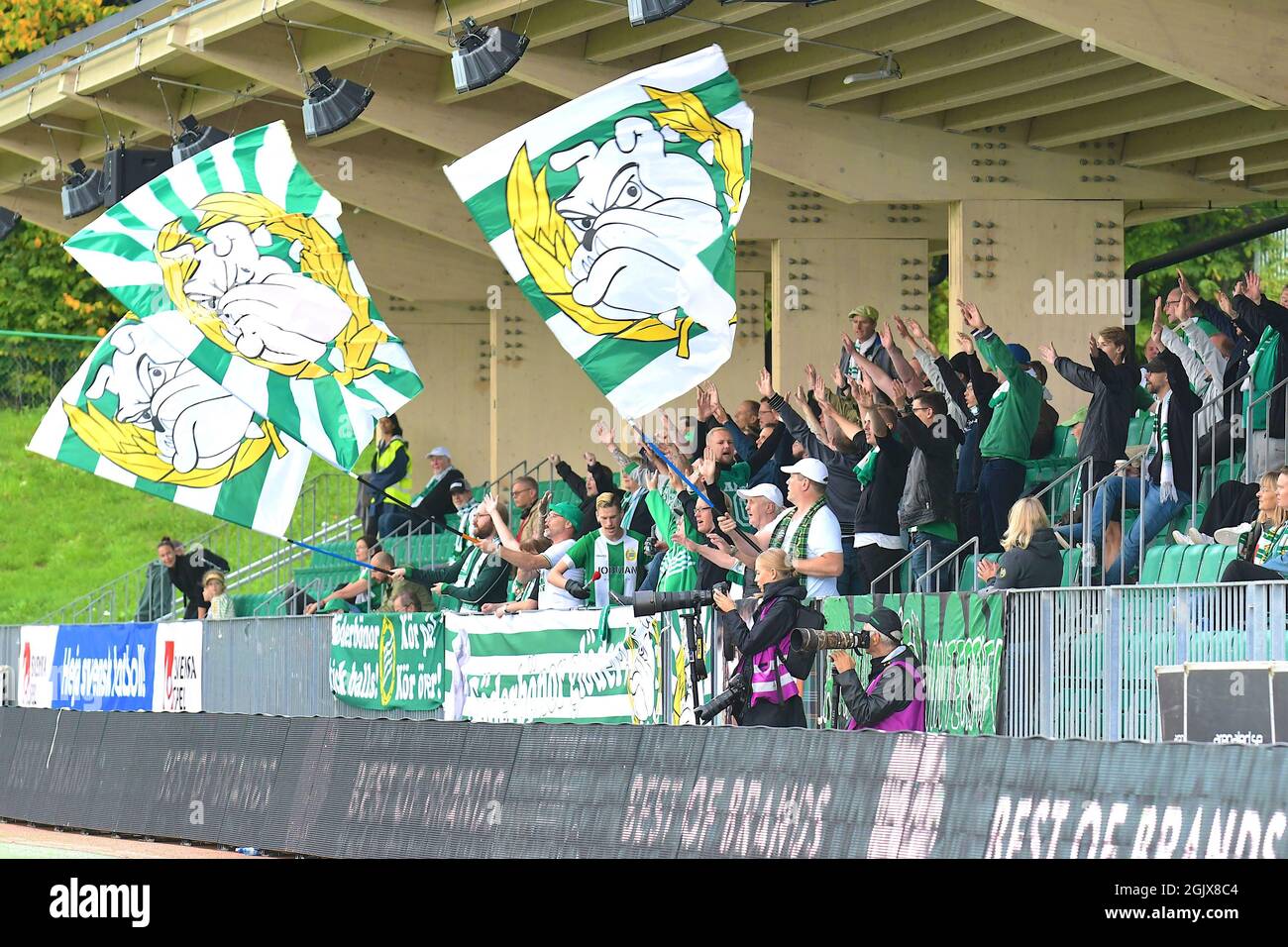 Stockholm, Schweden. September 2021. Hammarby IF FF Fans singen während des Spiels in der Schwedischen Liga OBOS Damallsvenskan am 12. September 2021 zwischen Hammarby IF und FC Rosengard im Hammarby IP in Stockholm, Schweden Quelle: SPP Sport Pressefoto. /Alamy Live News Stockfoto