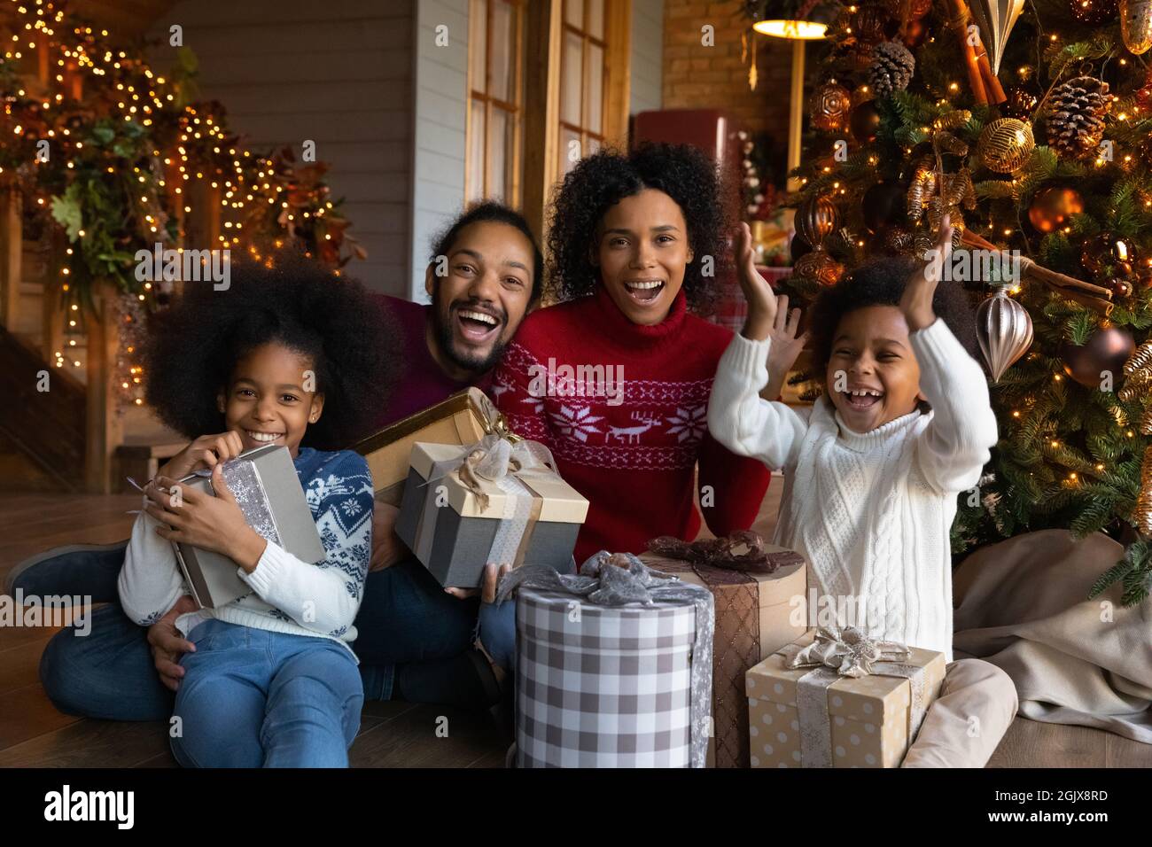 Portrait einer glücklichen Birazialfamilie Feiern Sie Weihnachten zu Hause Stockfoto