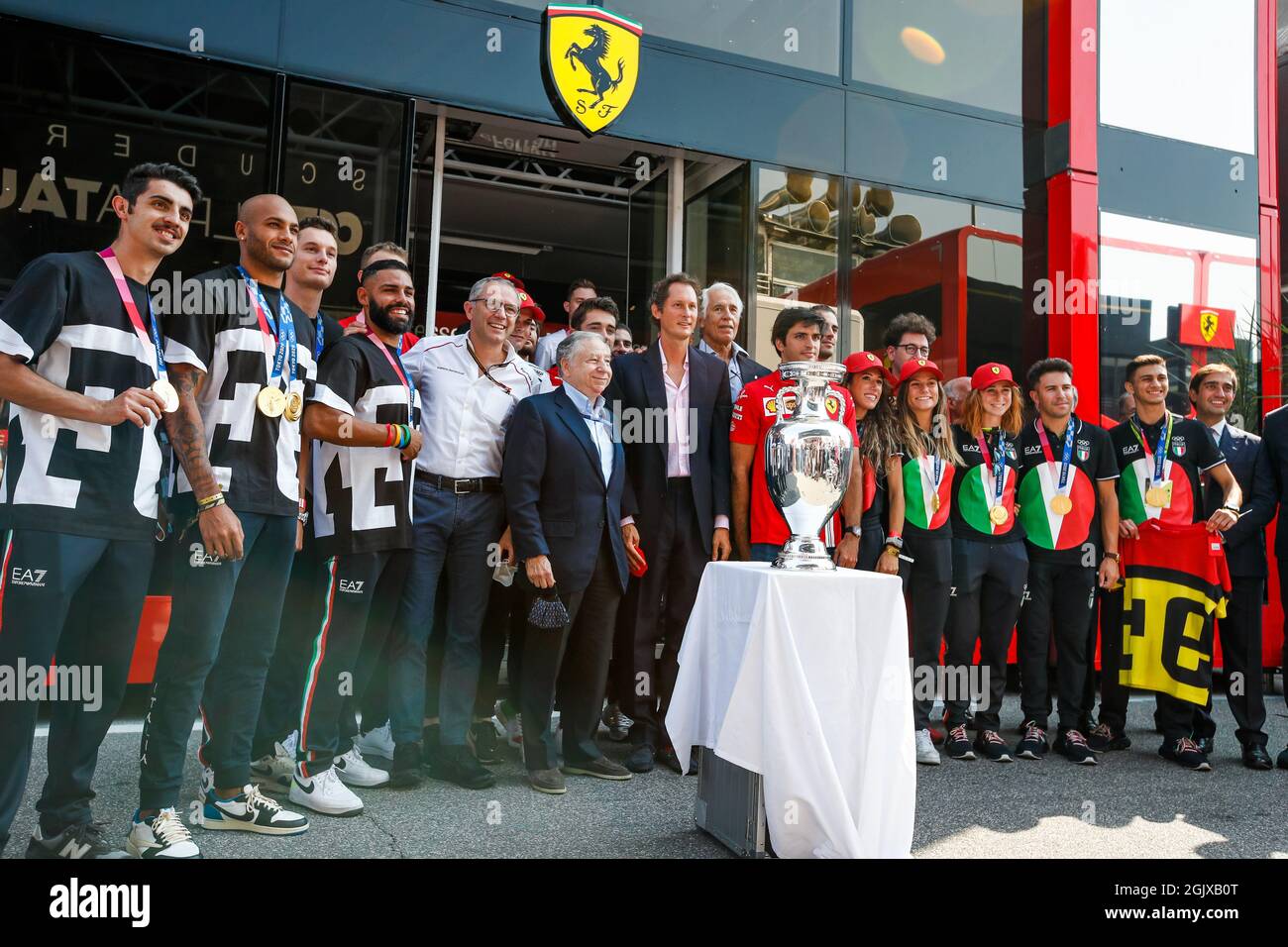 Die Scuderia Ferrari-Piloten Leclerc Charles und Sainz Carlos, die mit den italienischen Olympiasiegern, TODT Jean (Fra), FIA-Präsident, DOMENICALLI Stefano (ita), Chairman und CEO der Formula One Group FOG, und Elkann John, Chairman und Chief Executive Officer von EXOR und Chairman von Fiat Chrysler posieren, Im Fahrerlager mit der Fußball-EM 2020-Trophäe, während der Formel 1 Heineken Gran Premio D'italia 2021, großer Preis von Italien, 14. Lauf der FIA Formel 1-Weltmeisterschaft 2021 vom 9. Bis 12. September 2021 auf dem Autodromo Nazionale di Monza, in Monza, Italien Stockfoto