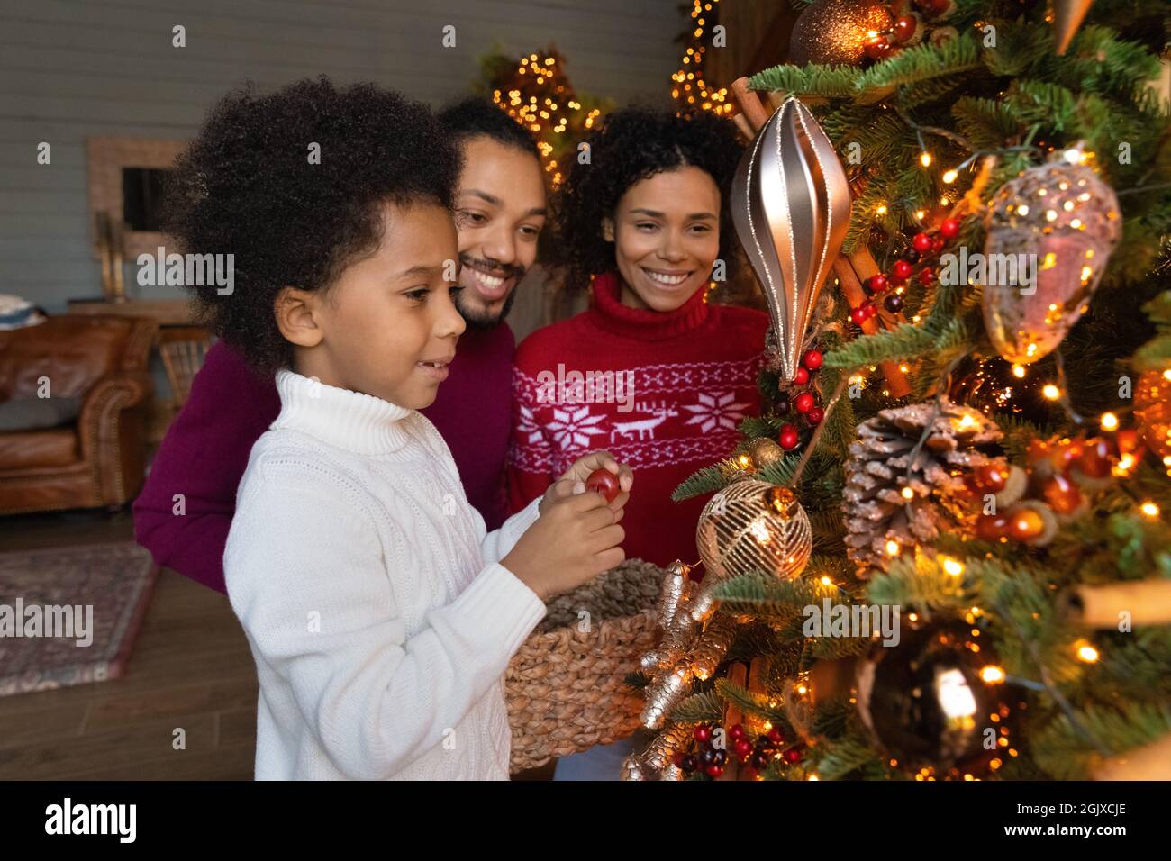 Glückliche afroamerikanische Familie bereiten sich auf Weihnachten vor Stockfoto