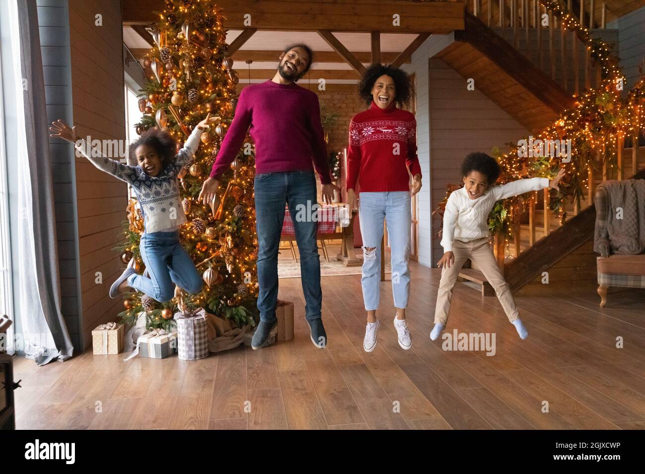 Porträt einer glücklichen ethnischen Familie mit Kindern am Weihnachtsmorgen Stockfoto