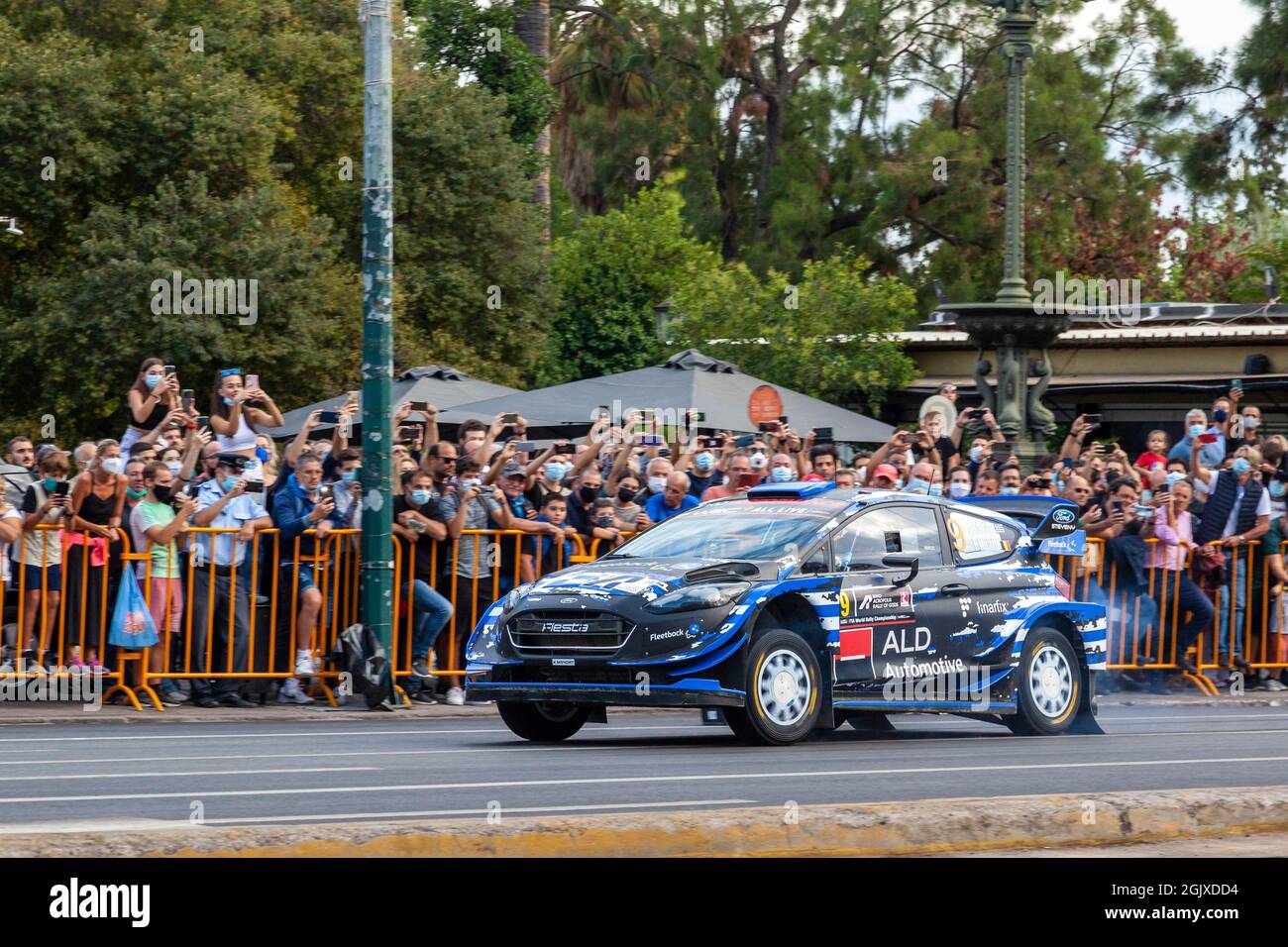 Rennwagen Ford Fiesta WRC während der ersten Etappe der Rallye Acropolis 2021, die in Athen, Griechenland, auch als "die Rallye der Götter" bezeichnet wird. Stockfoto