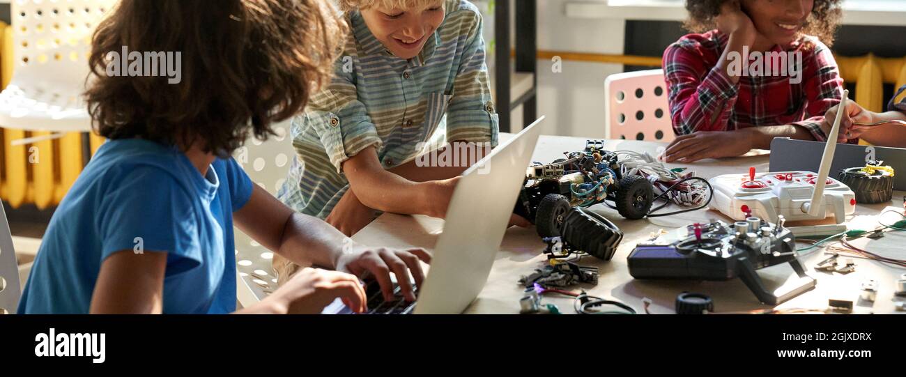 Multiethnische Schüler bauen Roboter in der MINT Engineering-Bildungsklasse. Stockfoto