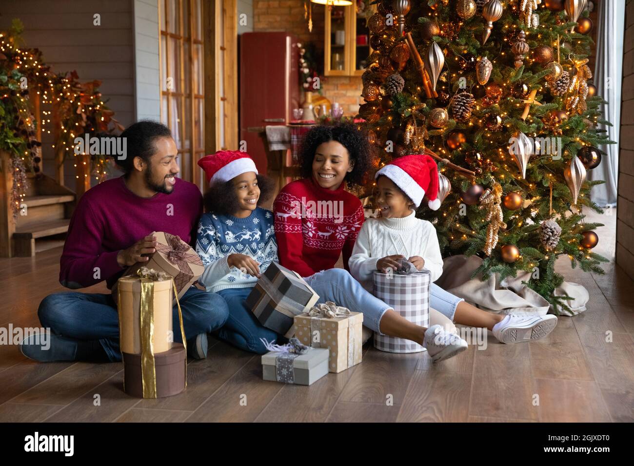 Glückliche ethnische Familie mit Kindern Stift Weihnachtsgeschenke Stockfoto