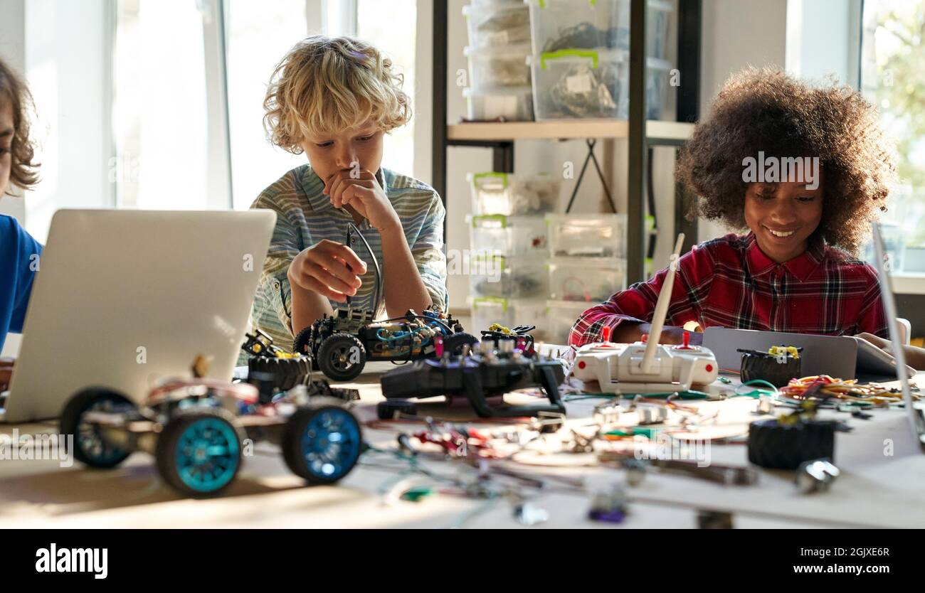 Eine Gruppe verschiedener Schüler, die an der MINT-Klasse für naturwissenschaftliches Engineering ausgebildet werden. Stockfoto