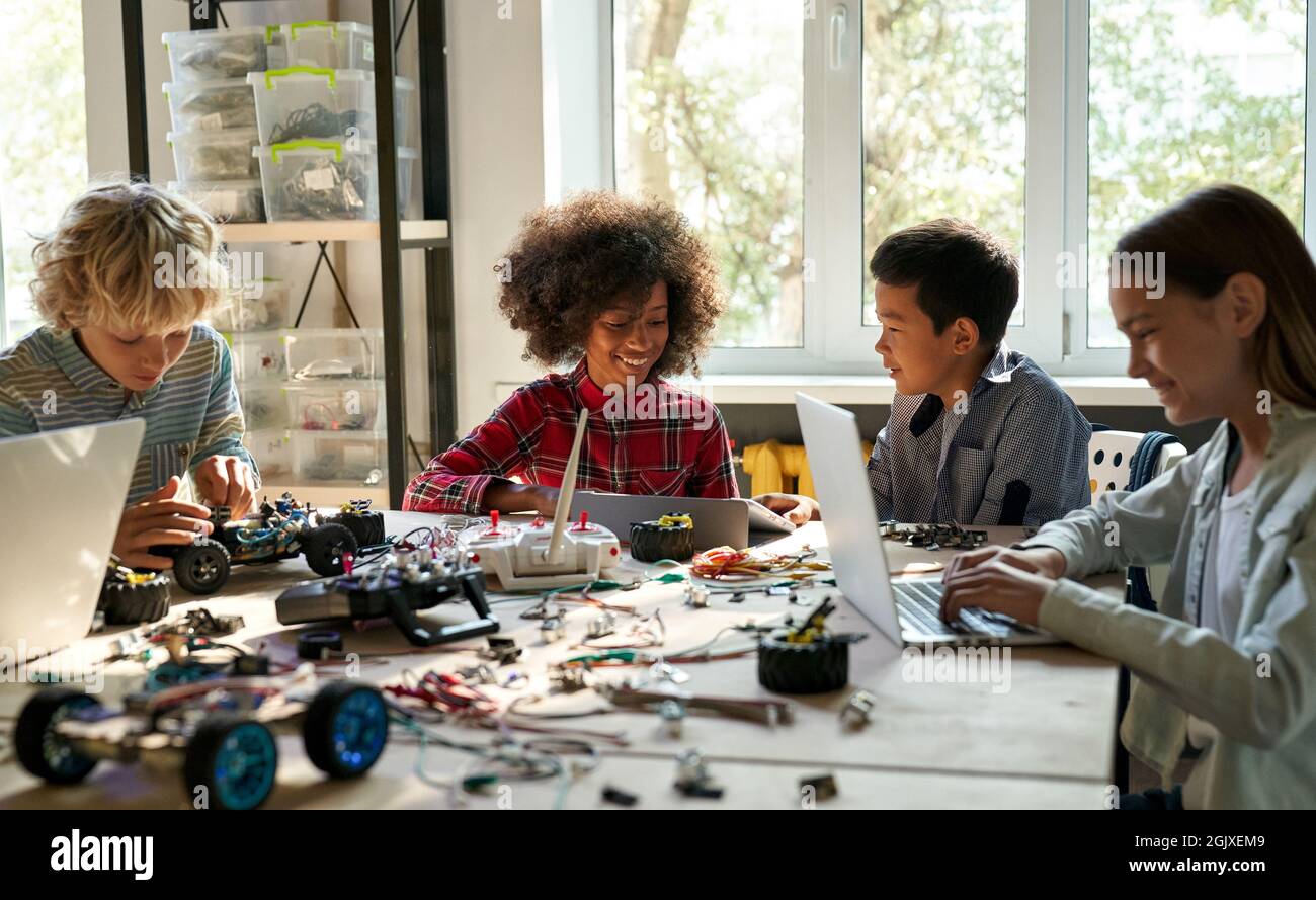Klassenzimmer für eine Gruppe von multirassischen Schulkindern zur Ausbildung von Wissenschaftsingenieurinnen und Technikern. Stockfoto
