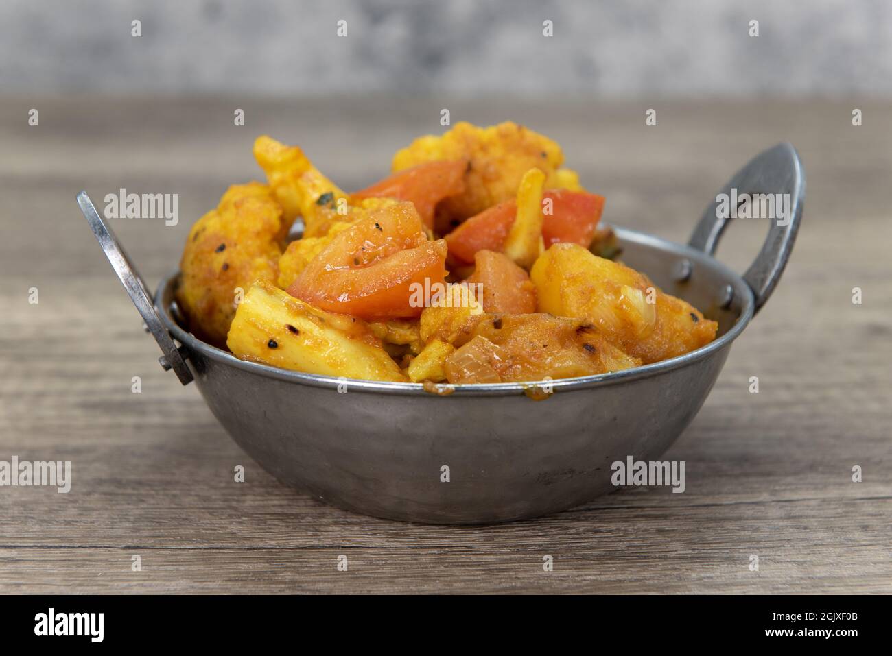 Aloo gobi aromatisiertes Gemüse in einer Schüssel aus dem indischen Restaurant perfekt gekocht und gewürzt. Stockfoto