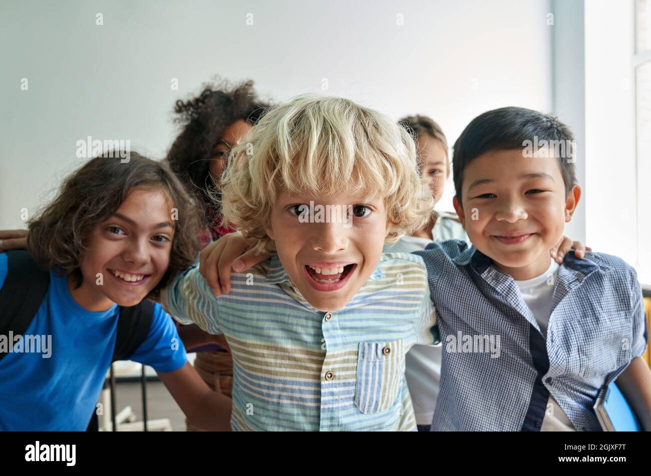 Porträt von glücklich fröhlich lächelnd verschiedene Kinder Spaß im Klassenzimmer. Stockfoto