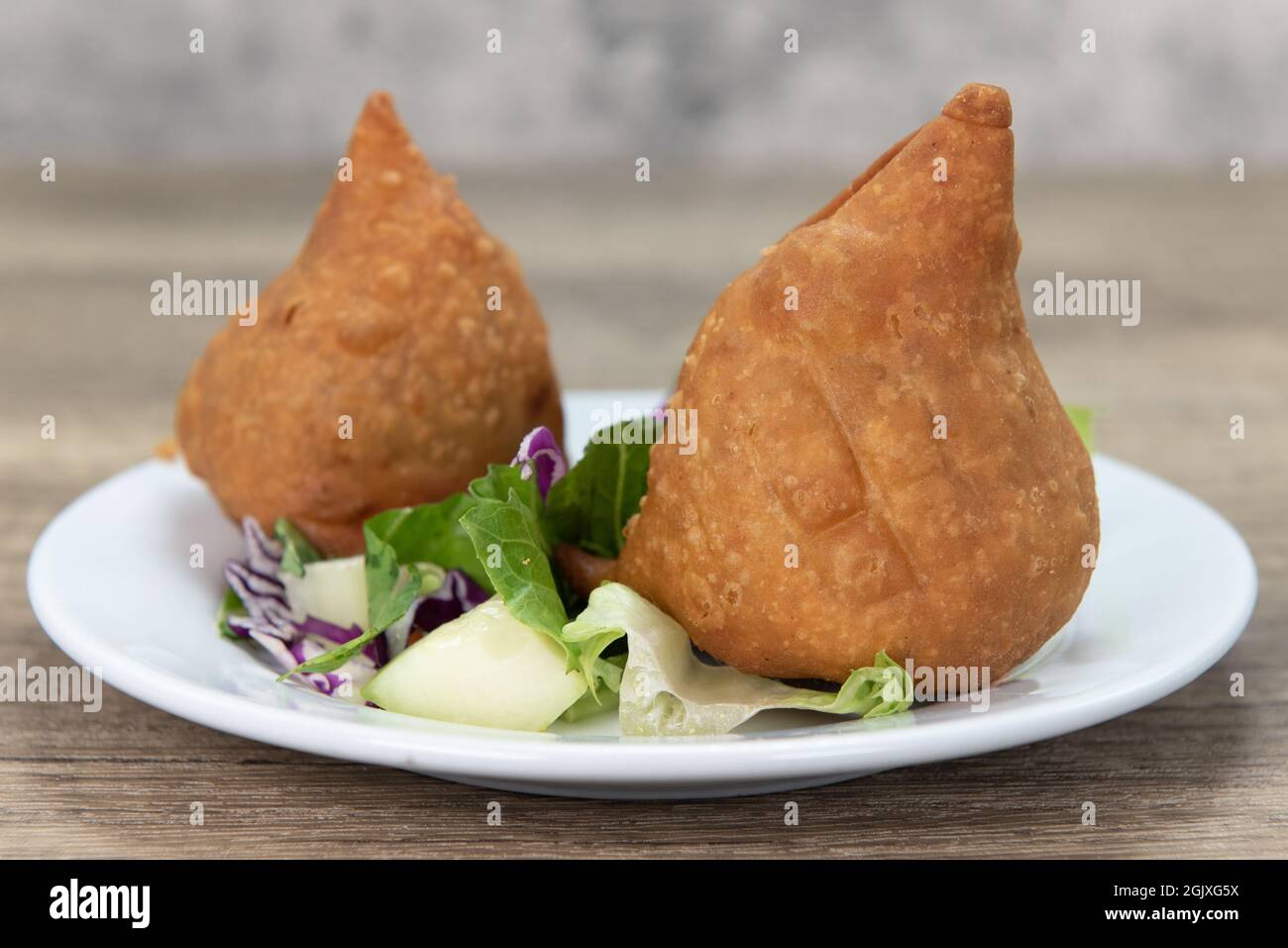 Frittierte Vorspeise Samosa Kartoffel aus indischem Restaurant perfekt gekocht und gewürzt. Stockfoto