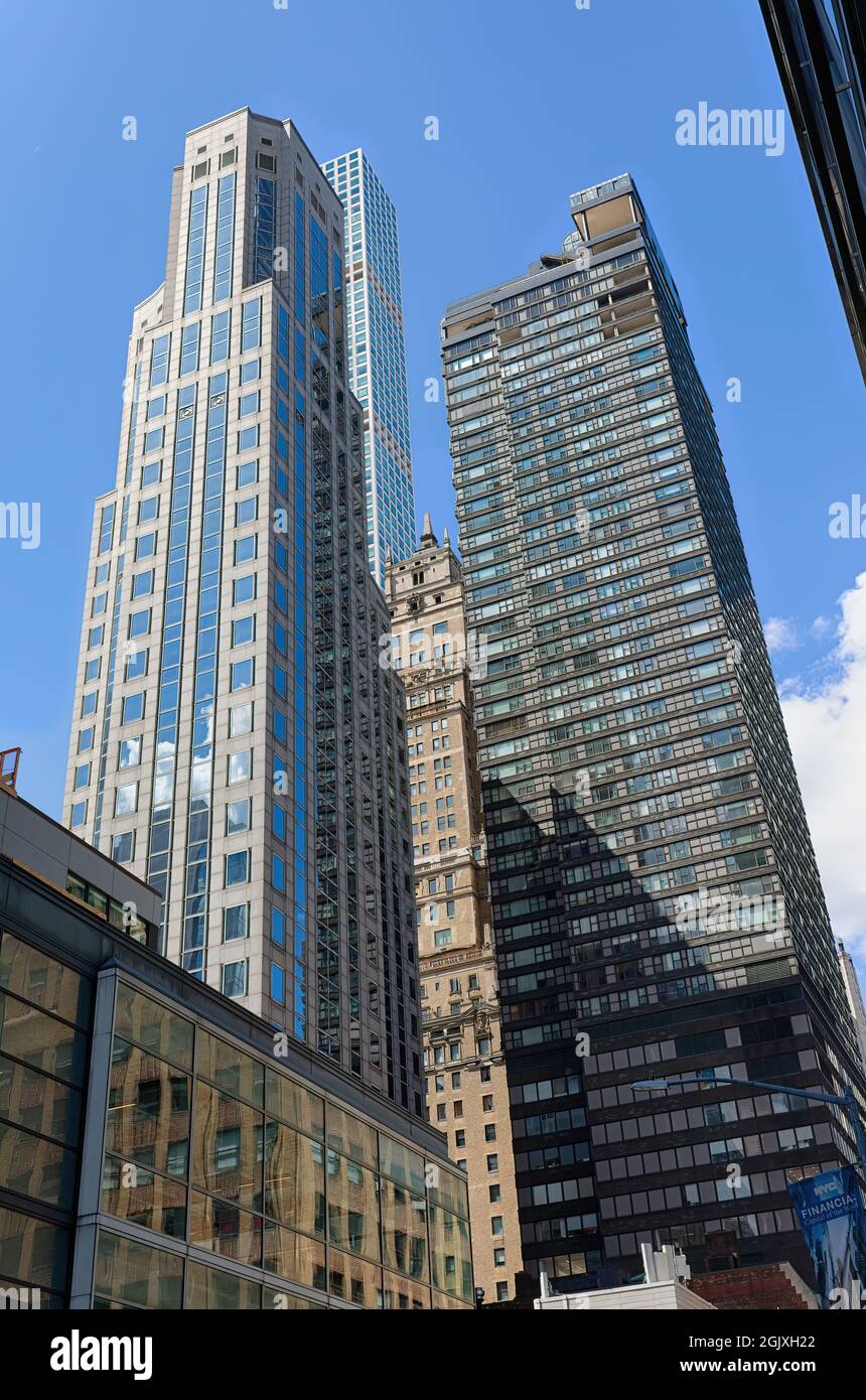 Skyline von Midtown: (l bis r) 135 East 57th Street, 432 Park Avenue, 465 Park Avenue (Ritz Tower), 115-117 East 57th Street (Gallerie Wohnanlagen). Stockfoto