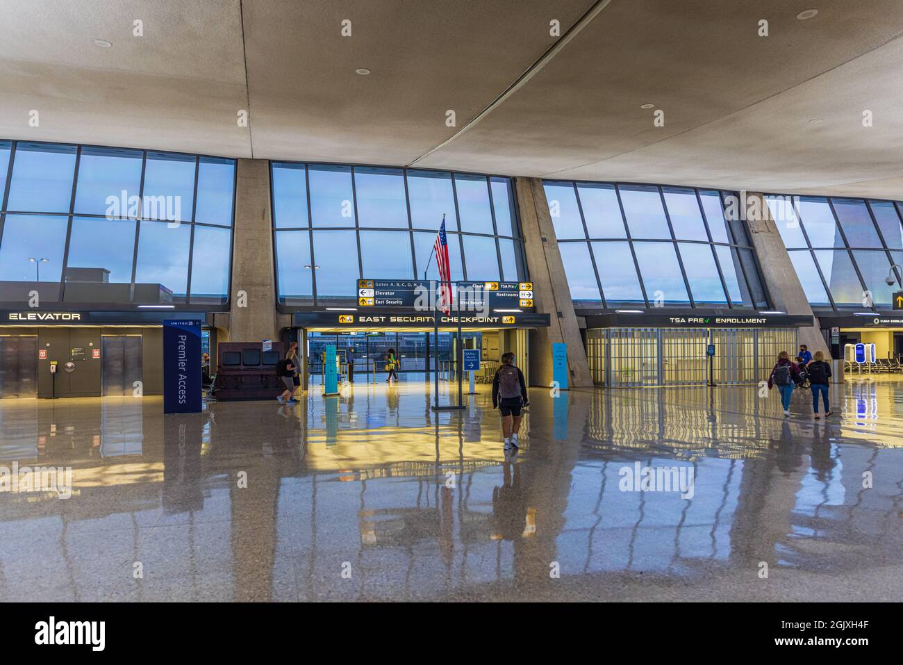 WASHINGTON, 16. AUGUST 2021: Passagiere am Washington Dulles International Airport vor der Sicherheitskontrolle. Stockfoto