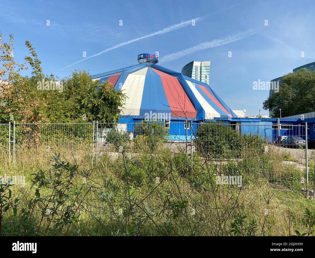 zirkuszelt an trockenem sonnigen Sommertag Stockfoto