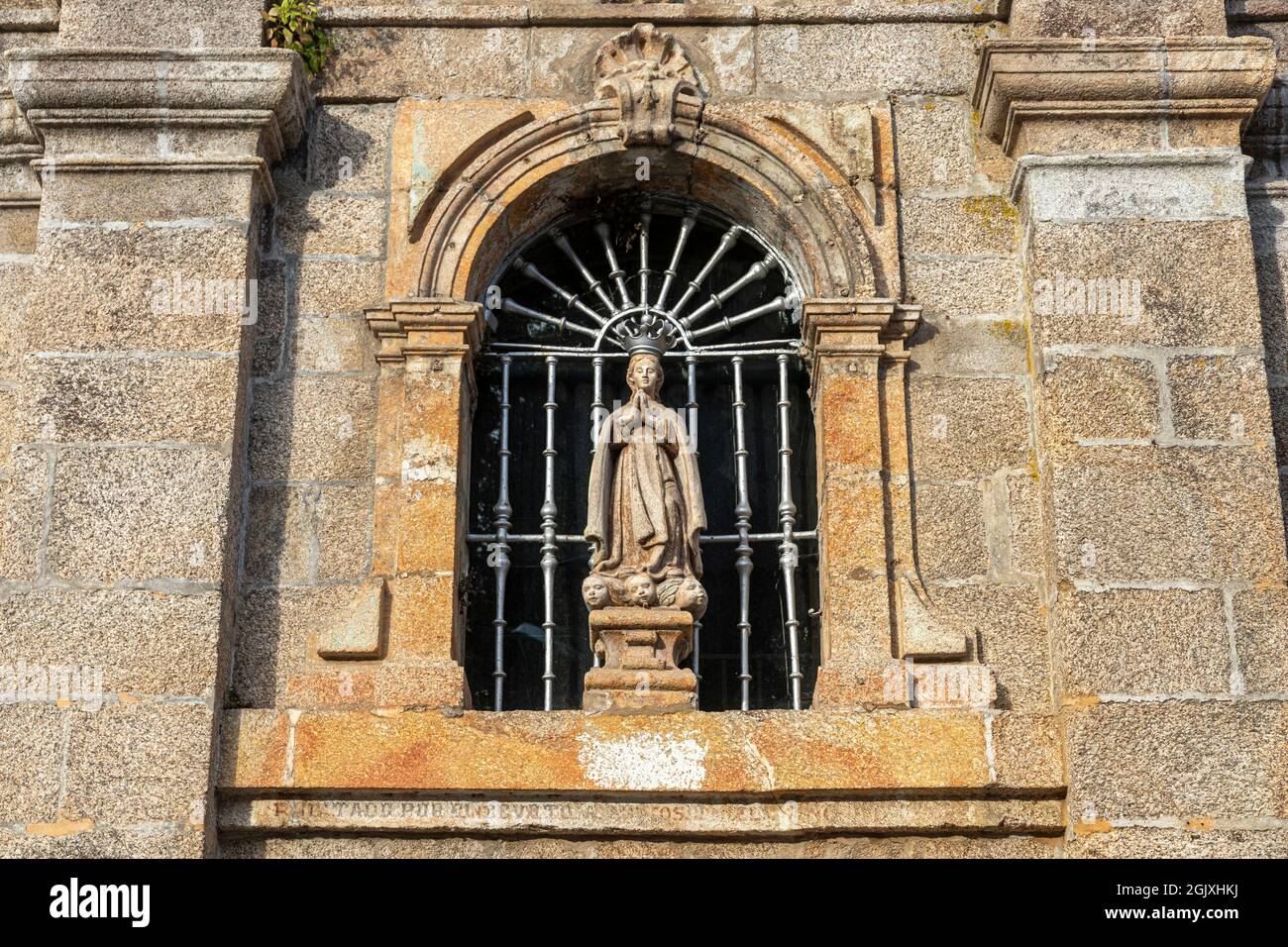 Santiago de Compostela, Spanien. Statue unserer Lieben Frau vom Berg Karmel Kapelle von O Carme de Abaixo (niedriger Karmel), eine Kirche in der Nähe des Flusses Sarela Stockfoto
