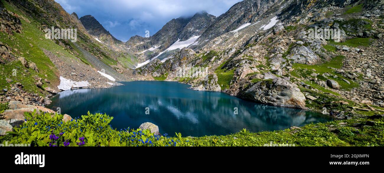 See in den Bergen. Panoramablick auf den Satsar-See mit Spiegelung im kristallklaren Wasser. Tal von Kaschmir, Indien. Stockfoto