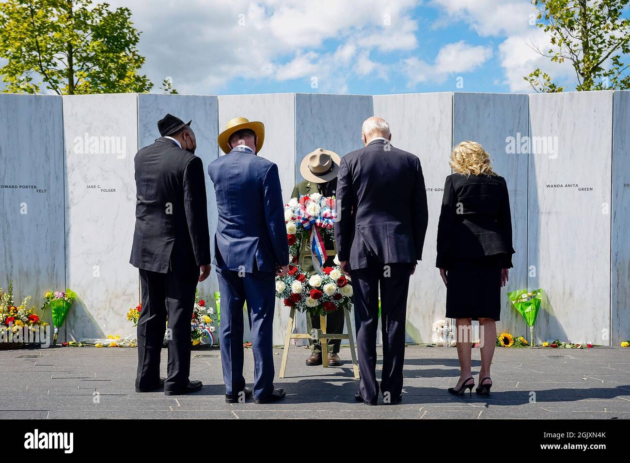 Shanksville, Usa. September 2021. US-Präsident Joe Biden und First Lady Jill Biden treffen sich zu Calvin Wilson, links, und Gordon Felt, 2. Links, während einer Gedenkstätte für die Passagiere und die Besatzung von United Flight 93, während der Zeremonie anlässlich des 20. Jahrestages der Terroranschläge vom 11. September 2021 in Shanksville, Pennsylvania. Bild: Adam Schultz/White House Photo/Alamy Live News Stockfoto