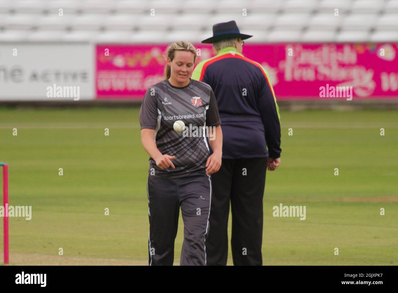 Chester le Street, England, 12. September 2021. Natalie Brown spielt den Cricket-Ball von Hand zu Hand, während sie sich auf Thunder gegen Northern Diamonds während ihres Rachael Heyhoe Flint Trophy-Spiels im Emirates Riverside vorbereitet. Quelle: Colin Edwards/Alamy Live News. Stockfoto