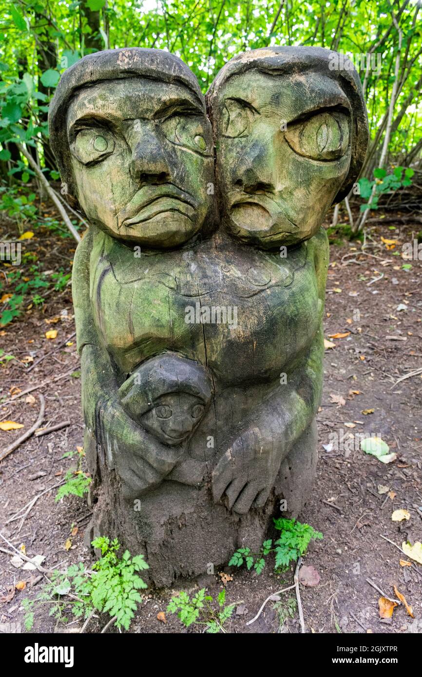 Eine der Trolls-Skulpturen, Burrs Country Park, Bury, Manchester, England, VEREINIGTES KÖNIGREICH. Entworfen von Schülern lokaler Grundschulen, mit Angela Sidwell. Stockfoto