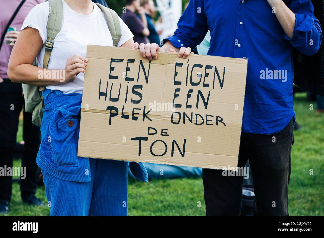 Amsterdam, Niederlande - 12. September 2021: Woonproteste Demonstration gegen Wohnungsmangel, Pappschild Stockfoto