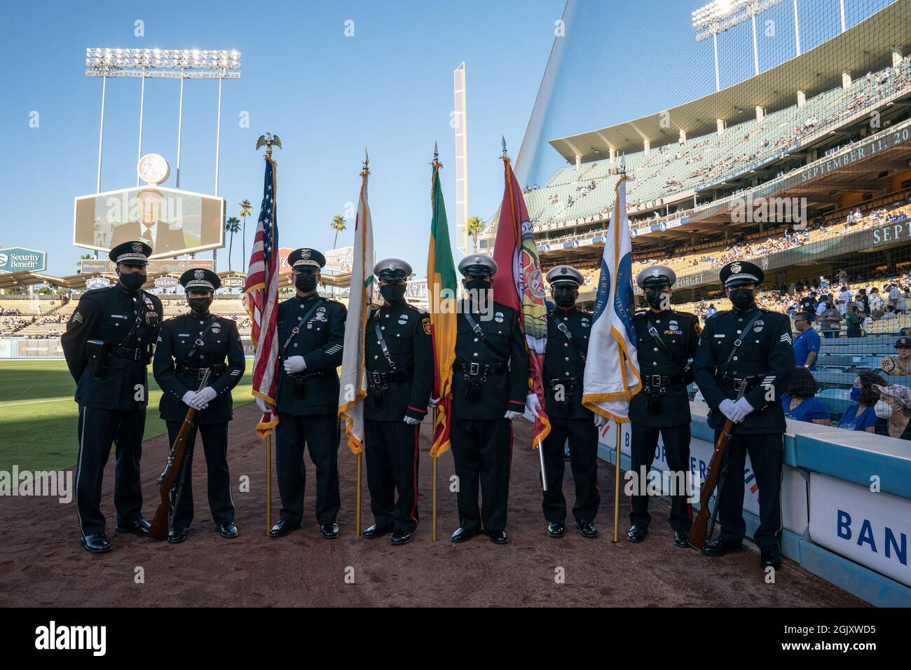 Die LAPD-Ehrenwache vor einem MLB-Spiel zwischen den Los Angeles Dodgers und den San Diego Padres, Samstag, den 11. September 2021, in Los Angeles, Kalif Stockfoto