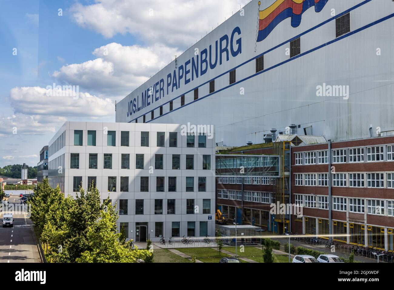 Papenburg, Deutschland - 24. August 2021: Werft Meyer in Papenburg. Ist seit Jahrzehnten eine der größten Werften der Welt und baut Kreuzschiffe für internationale Reedereien. Stockfoto