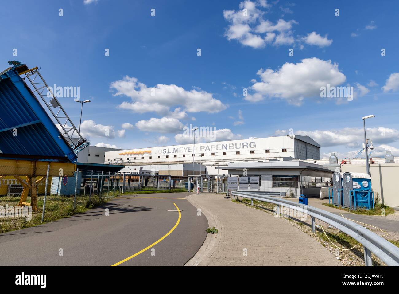 Papenburg, Deutschland - 24. August 2021: Werft Meyer in Papenburg. Ist seit Jahrzehnten eine der größten Werften der Welt und baut Kreuzschiffe für internationale Reedereien. Stockfoto