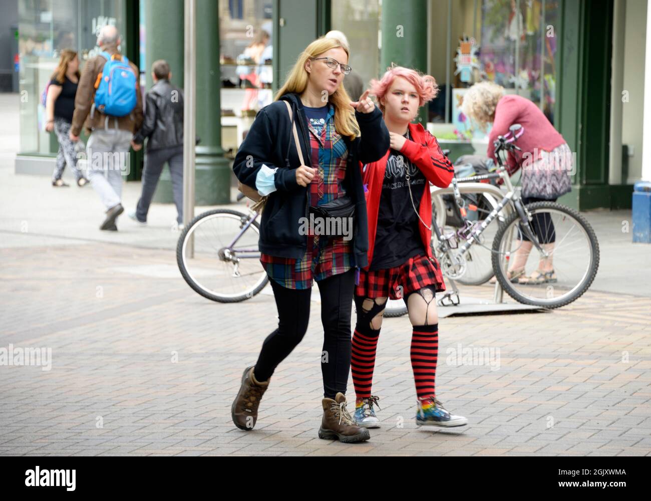 Mutter und Tochter, einkaufen. Ungewöhnliche Modeauswahl. Stockfoto