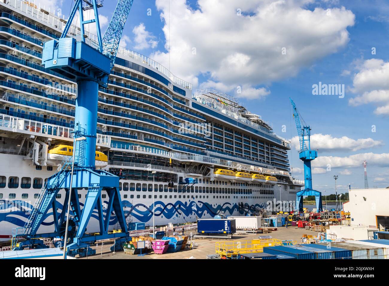 Papenburg, Deutschland - 24. August 2021: Neues Kreuzschiff AIDA cosma bei der Werft Meyer in Papenburg größte Werften der Welt bauen seit Jahrzehnten Kreuzschiffe für internationale Reedereien. Stockfoto