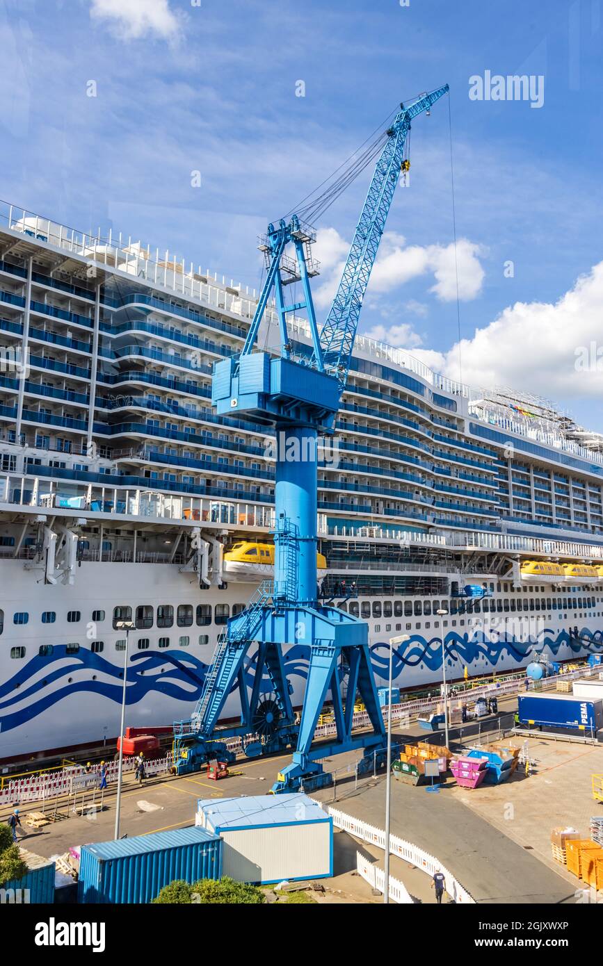 Papenburg, Deutschland - 24. August 2021: Neues Kreuzschiff AIDA cosma bei der Werft Meyer in Papenburg größte Werften der Welt bauen seit Jahrzehnten Kreuzschiffe für internationale Reedereien. Stockfoto