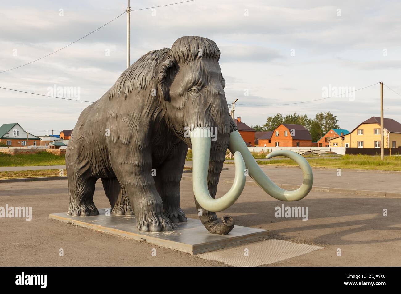 Dorf Abatskoe, Region Tjumen, Russland - 12. Juni 2021: Eine Statue eines Mammuts auf dem Platz des Dorfes Abatskoje. Das Dorf Abatskoje ist die Hauptstadt der Paläontologie der Region Tjumen. Stockfoto