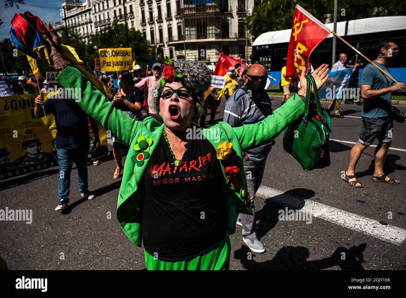 Madrid, Spanien. September 2021. Ein Protestler, der während einer Demonstration gegen den Besuch des kolumbianischen Präsidenten Ivan Duque auf der Madrider Buchmesse 2021 Parolen rief. Quelle: Marcos del Mazo/Alamy Live News Stockfoto