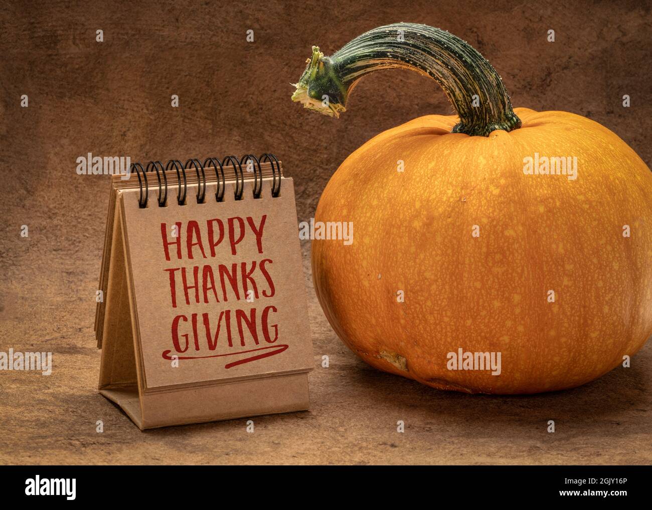 Happy Thanksgiving - Handschrift in einem Desktop-Kalender mit einem Kürbis, Herbstferien Grüße Stockfoto