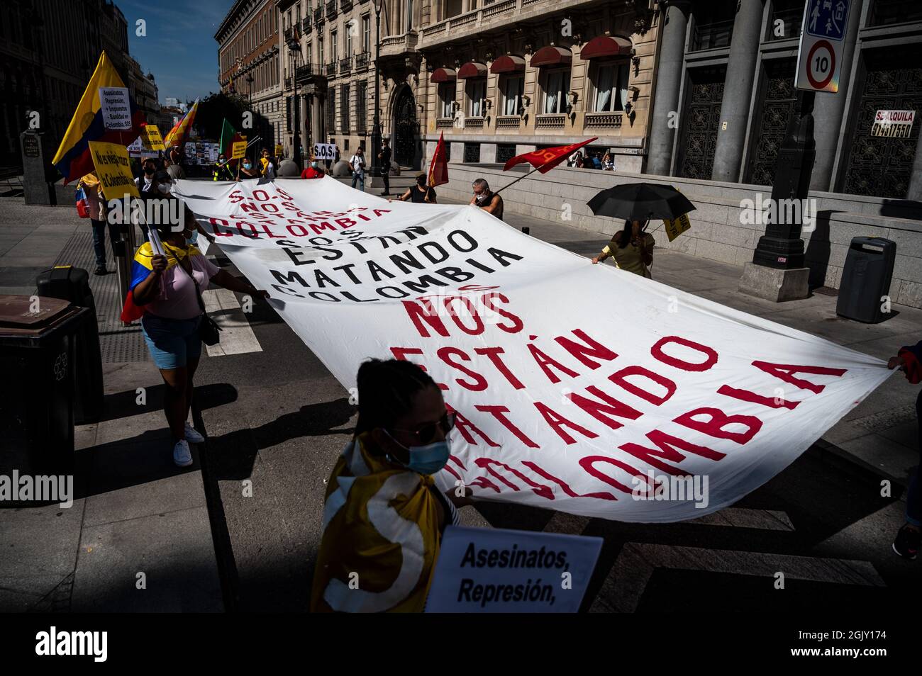 Madrid, Spanien. September 2021. Demonstranten, die während einer Demonstration gegen den Besuch des kolumbianischen Präsidenten Ivan Duque auf der Madrider Buchmesse 2021 ein großes Banner trugen. Quelle: Marcos del Mazo/Alamy Live News Stockfoto