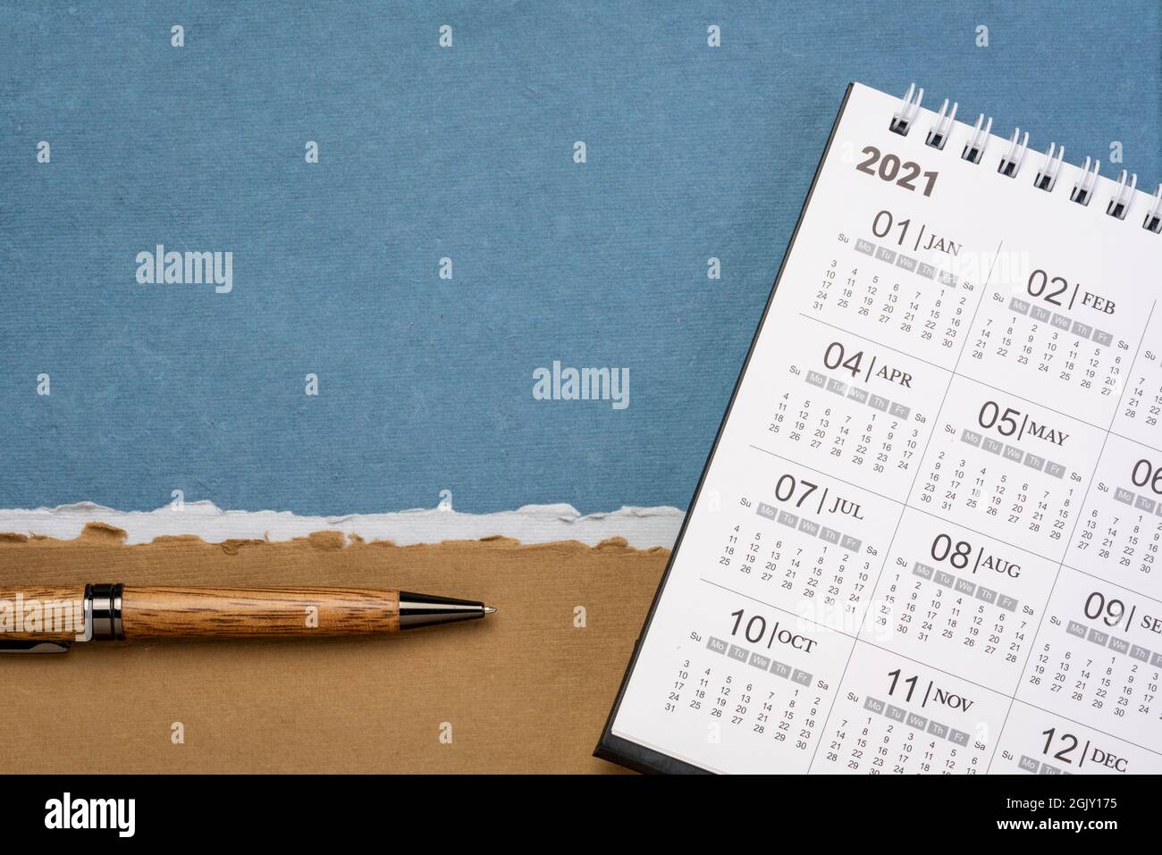 2021 Spiral Desktop Kalender gegen handgemachtes Papier mit einem Kopierraum, Zeitmanagement und Geschäftskonzept Stockfoto