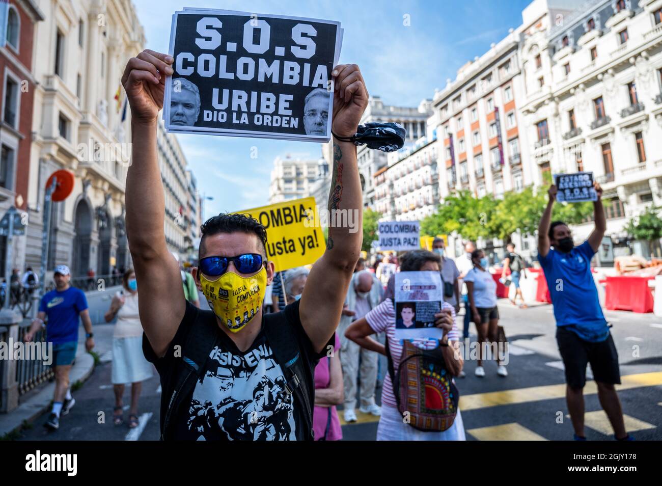 Madrid, Spanien. September 2021. Demonstranten mit Plakaten während einer Demonstration gegen den Besuch des kolumbianischen Präsidenten Ivan Duque auf der Madrider Buchmesse 2021. Quelle: Marcos del Mazo/Alamy Live News Stockfoto