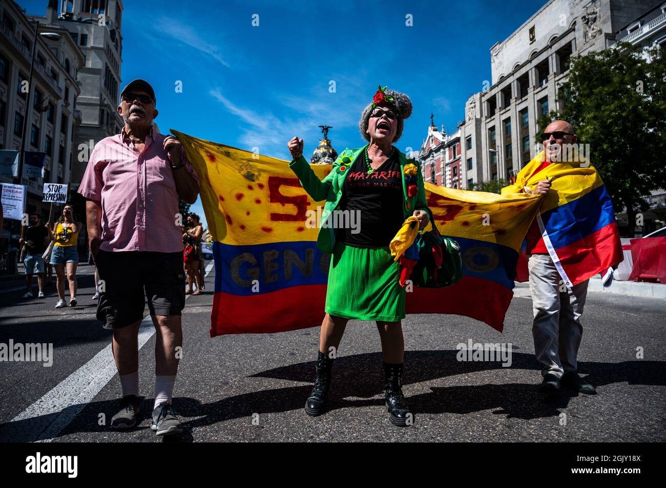 Madrid, Spanien. September 2021. Demonstranten riefen Slogans während einer Demonstration gegen den Besuch des kolumbianischen Präsidenten Ivan Duque auf der Madrider Buchmesse 2021. Quelle: Marcos del Mazo/Alamy Live News Stockfoto