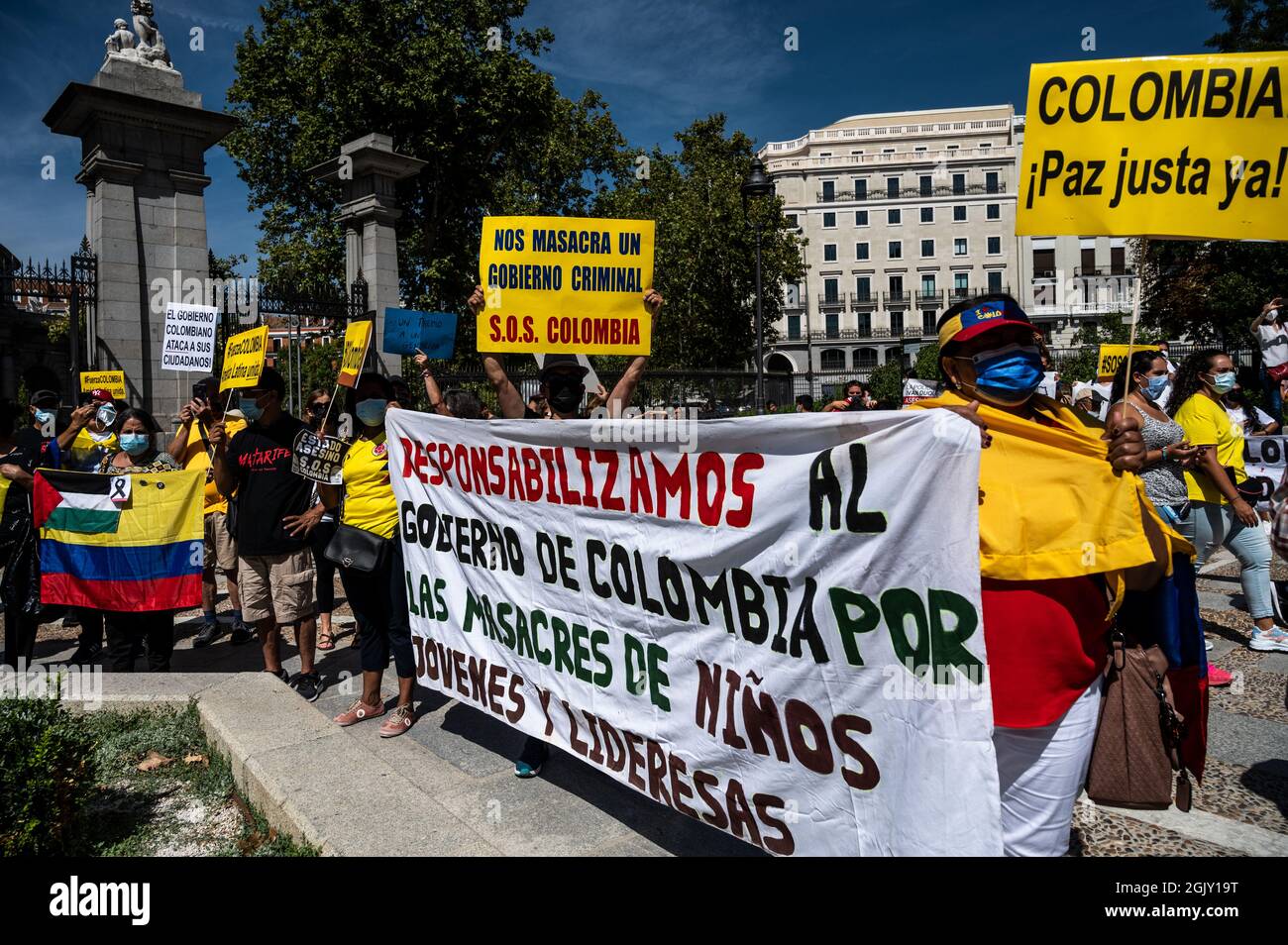 Madrid, Spanien. September 2021. Demonstranten mit Plakaten während einer Demonstration gegen den Besuch des kolumbianischen Präsidenten Ivan Duque auf der Madrider Buchmesse 2021. Quelle: Marcos del Mazo/Alamy Live News Stockfoto