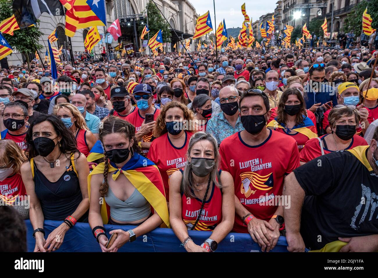 Die erste Zuschauerreihe vor der Bühne auf der Avenida del Marquès de l'Argentera.nach Angaben der Organisatoren sind es rund 400,000 Menschen, laut der Guàrdia Urbana, etwas mehr als 100,000, die unter dem Motto "Lluitem i Guanyem la indepència" zusammenkamen. (Lasst uns kämpfen und die Unabhängigkeit gewinnen) haben an der Einheitsdemonstration zur Feier des 11. September, Diada von Katalonien, teilgenommen. (Foto von Paco Freire / SOPA Images/Sipa USA) Stockfoto