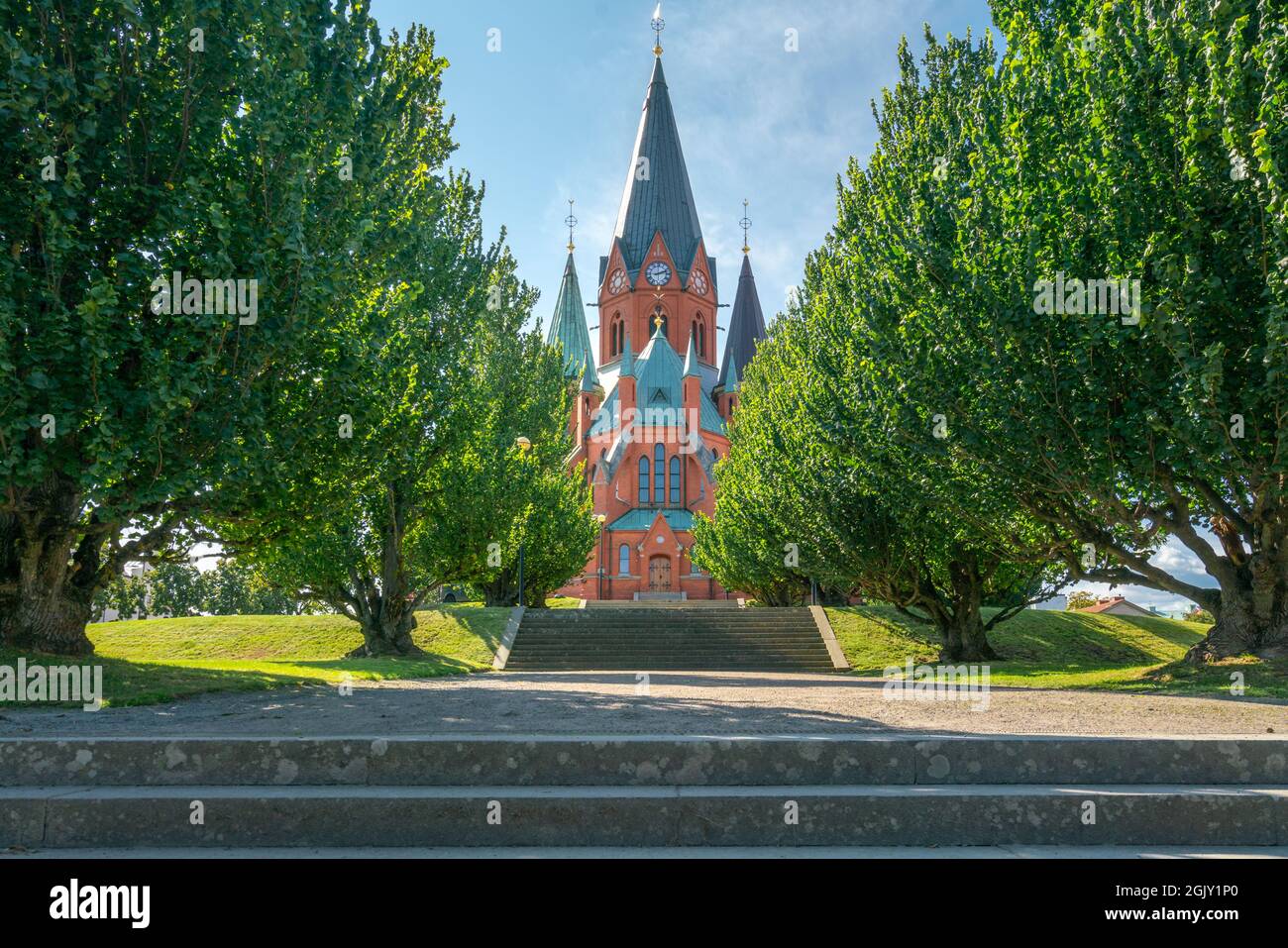 Rotes Backsteingebäude der Sankt Petri Kyrka, oder St. Peter Kirche, in Vastervik, Schweden, an einem sonnigen Sommertag. Stockfoto