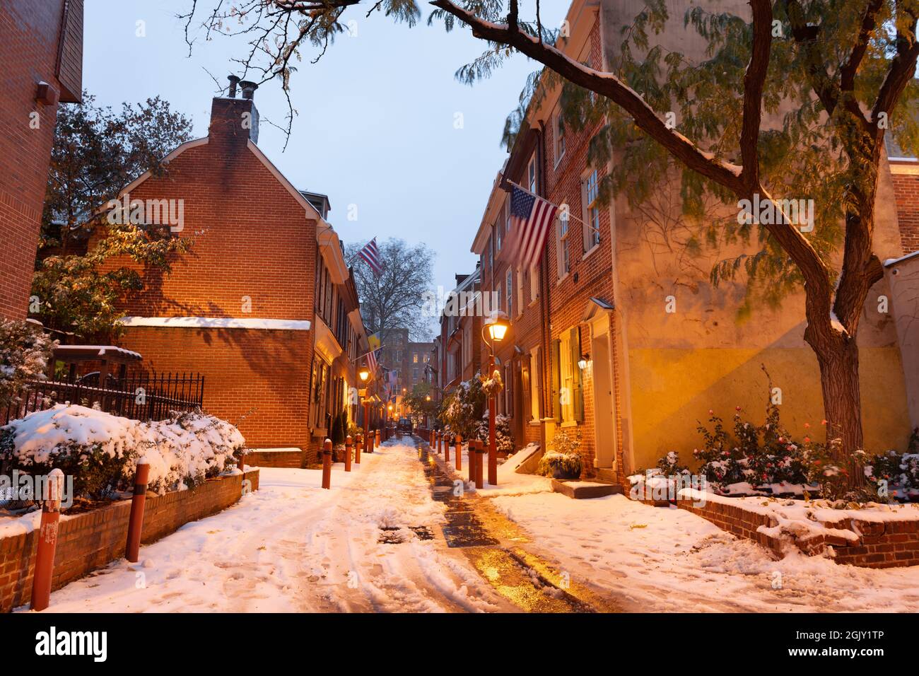 Philadelphia, Pennsylvania, USA in Elfreth's Alley im Winter in der Dämmerung. Stockfoto