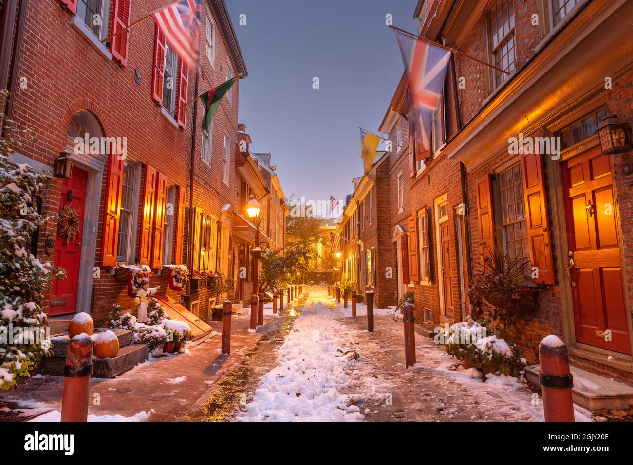 Philadelphia, Pennsylvania, USA in Elfreth's Alley im Winter in der Dämmerung. Stockfoto