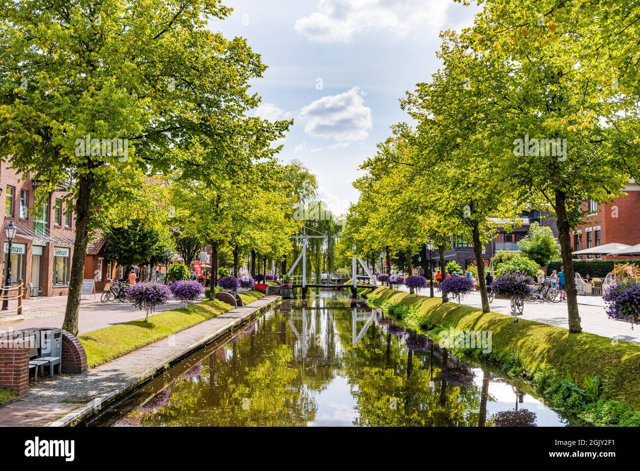 Papenburg, Deutschland - 24. August 2021: Buntes altes Dorfzentrum von Papenburg an der Ems mit Kanälen, kleinen Brocken und alten Schiffen in Niedersachsen in Deutschland Stockfoto