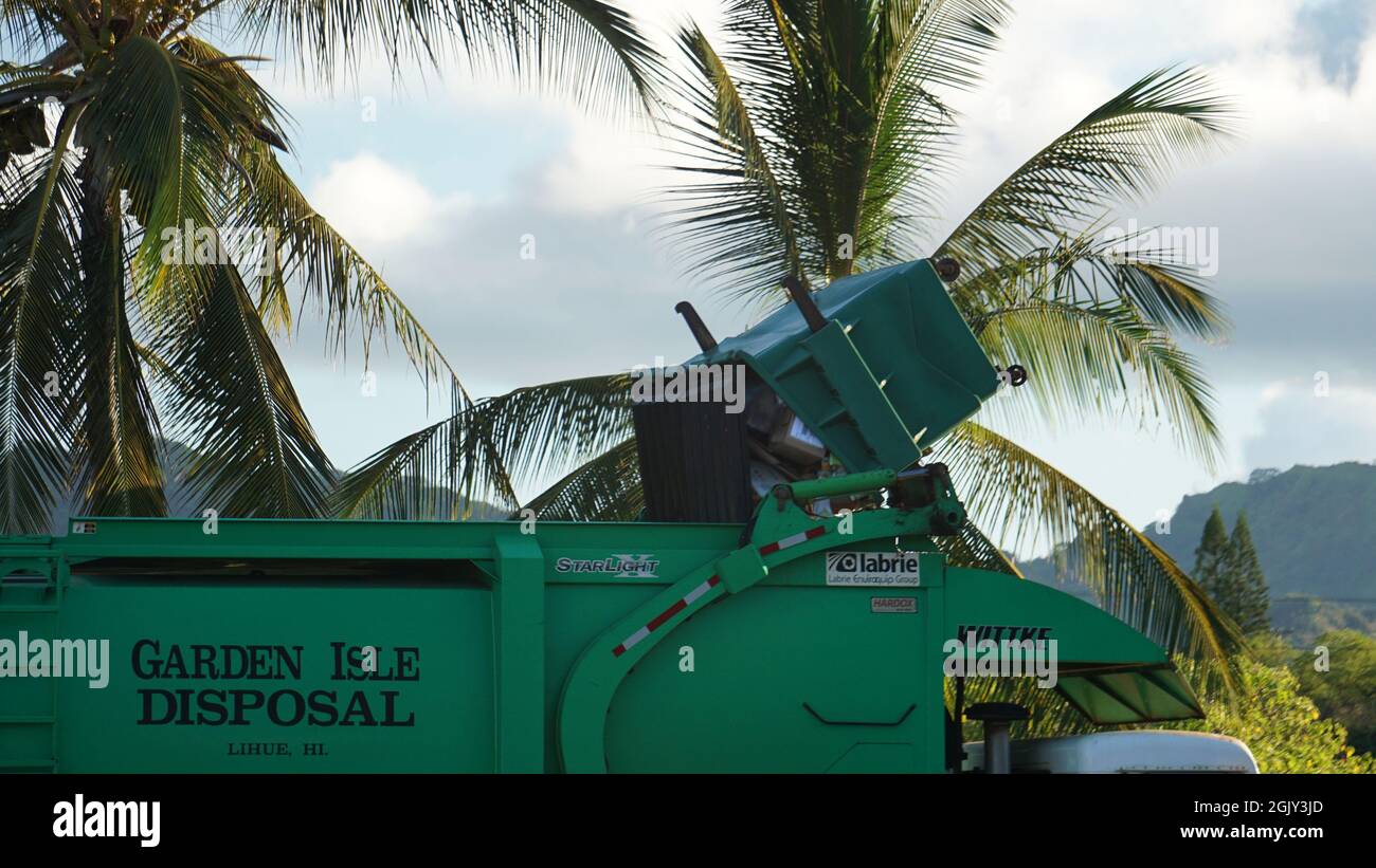 Garden Isle Disposal leert im Kauai Recycling Center den Recyclingbehälter in den LKW. Stockfoto