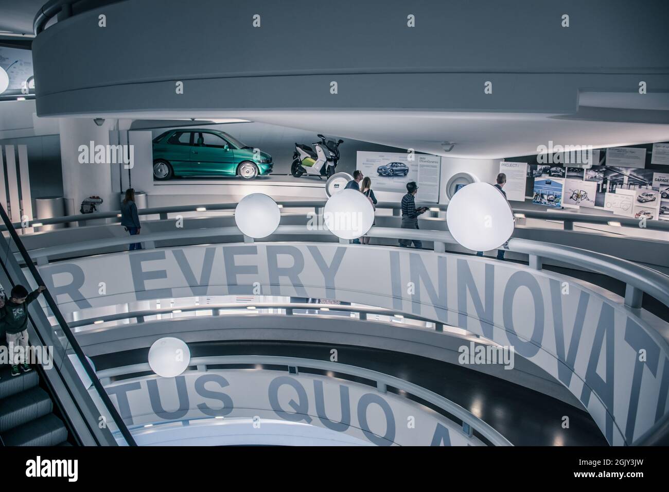 BMW i ein Pionier der nachhaltigen und innovativen Mobilität schon heute: Futuristische Mobilitätskonzepte und -Services, visionäres Design und konsequentes Design Stockfoto