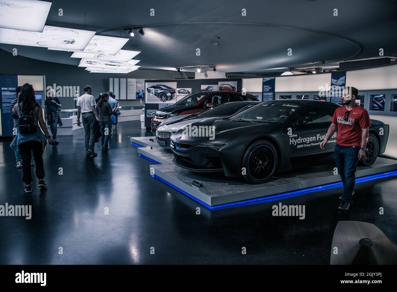 Im Fokus stehen die innovativen Technologiethemen von BMW i: Der vollelektrische BMW i3 als konsequent nachhaltig konzipiertes emissionsfreies Fahrzeug für den Innenraum Stockfoto