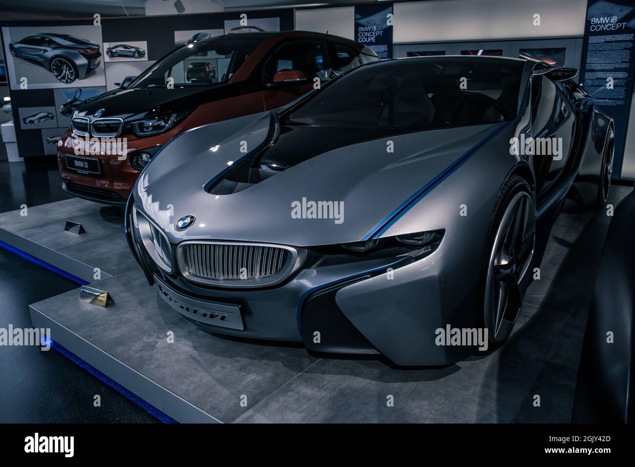 Im Fokus stehen die innovativen Technologiethemen von BMW i: Der vollelektrische BMW i3 als konsequent nachhaltig konzipiertes emissionsfreies Fahrzeug für den Innenraum Stockfoto