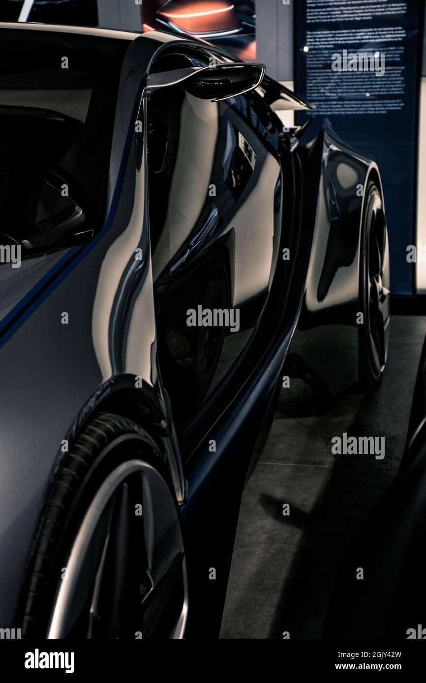 Im Fokus stehen die innovativen Technologiethemen von BMW i: Der vollelektrische BMW i3 als konsequent nachhaltig konzipiertes emissionsfreies Fahrzeug für den Innenraum Stockfoto