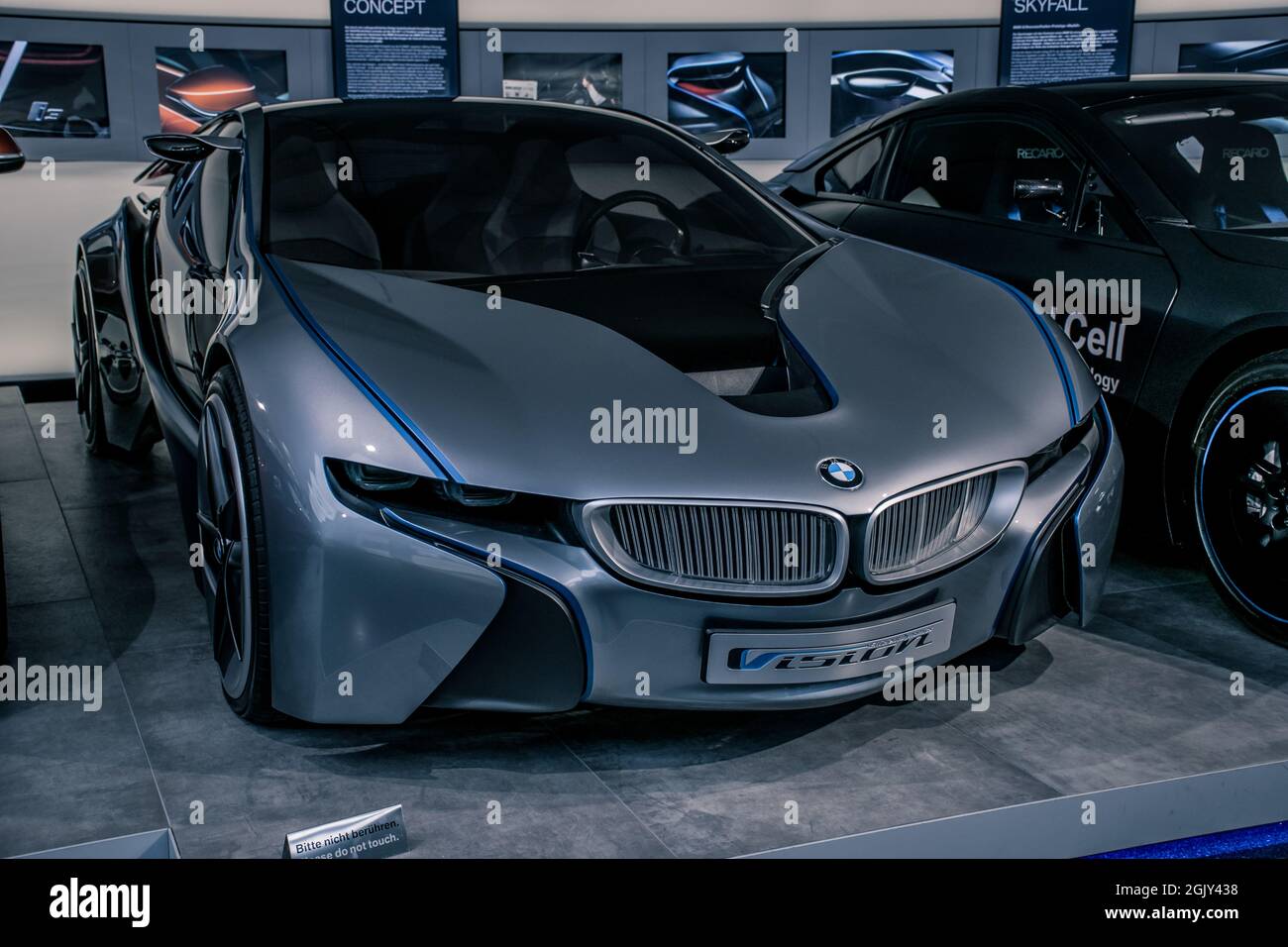 Im Fokus stehen die innovativen Technologiethemen von BMW i: Der vollelektrische BMW i3 als konsequent nachhaltig konzipiertes emissionsfreies Fahrzeug für den Innenraum Stockfoto