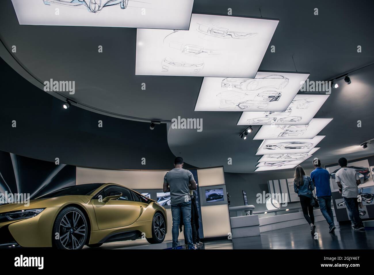 Ausstellung für innovative Elektrofahrzeuge und Recycable-Materialien wie Kohlenstoffeukalyptusgewebe und andere Stockfoto